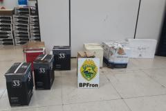 BPFron prende seis pessoas e apreende mais de 800 celulares e 83 garrafas de vinhos contrabandeados no Oeste do estado