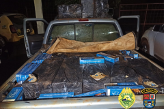 No Oeste do estado, PM apreende dois carros carregados com cigarros contrabandeados