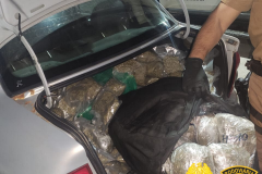 Carga de drogas avaliada em R$ 2 milhões é encontrada por policiais militares no porta-malas de veículo em Umuarama, no Noroeste do Paraná