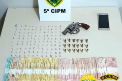 PM prende dois homens e apreende 119 pedras de crack e arma de fogo no Noroeste do estado