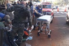 Policiais militares amparam vítima até a chegada de ambulância em Manringá (PR)