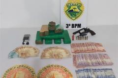 PM apreende oito tabletes de maconha, uma arma de fogo e encaminha duas pessoas, no Sudoeste do Paraná