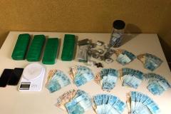 Policiais militares são acionados para atender briga de casal, mas encontra quatro quilos de maconha e R$ 10 mil em São José dos Pinhais