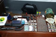  Em Colombo, na RMC, PM prende homem e apreende 220 porções de drogas durante patrulhamento; maconha era embalada com balas e seda