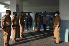 Soldado da PM ferido ao abordar suspeito em posto de combustíveis recebe alta do hospital e homenagem em Foz do Iguaçu