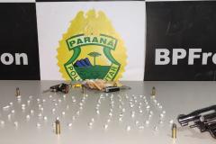 BPFron prende dupla e apreende pedras de crack, arma de fogo e motocicleta em Guaíra (PR)