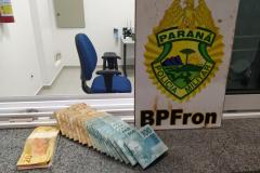 Mulher é flagrada pelo BPFron com R$ 18 mil em dinheiro e mercadorias paraguaias em Foz do Iguaçu (PR)