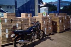 Movimentação na beira do Lago Itaipu leva BPFron a apreender 105 caixas de cigarros e moto no Oeste do estado