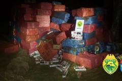 Em situações distintas, BPFron apreende 20 mil pacotes de cigarros e 22 volumes de contrabando no Oeste do estado