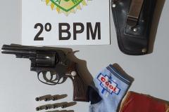 No Norte Pioneiro, PM encaminha duas pessoas e apreende porções de maconha e arma de fogo