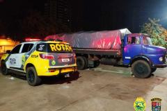 No Oeste do estado, ROTAM apreende carreta carregada com 139 caixas de cigarros contrabandeados