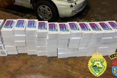 Ação conjunta apreende dois carros e mais de 120 celulares contrabandeados, em Cambé (PR)