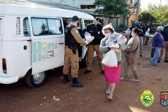 Moradores de Foz do Iguaçu recebem doação de alimentos e hortaliças da Polícia Militar