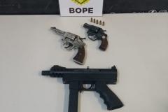 Armas, drogas e dólares são apreendidos pelo BOPE na Capital e no Oeste do estado