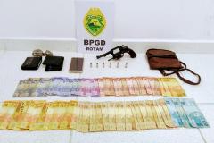 PM flagra roubo a mercado, prende dois homens e apreende drogas e armas de fogo na RMC