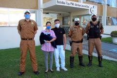 Bebê de 10 dias engasgado com leite é socorrido por policiais militares do BPTran, em Curitiba
