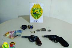 PM recupera motocicleta roubada e apreende armas de fogo e porções de drogas no Noroeste do estado