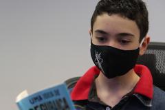 Filho de policial militar lança livro com orientações de segurança para crianças e jovens