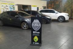 No Oeste do estado, PM prende homem e apreende três carros carregados com cigarros contrabandeados