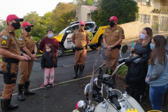 Adolescente recebe visita de policiais militares rodoviários no dia do aniversário em Curitiba