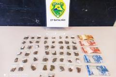 PM encaminha adolescente e adulto por envolvimento com drogas na CIC, na Capital