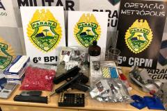 Policiais militares atuantes na Operação Metrópolis, desencadeada pelo 5º Comando Regional da PM (5º CRPM), prenderam sete pessoas e encaminharam um adolescente, além de aprenderem R$ 100 mil em eletrônicos e mais de 21,5 quilos de drogas. As ações policiais aconteceram entre quinta-feira (20/08) e sábado (22/08) na região Oeste e Sudoeste do estado.     Na madrugada deste sábado (22/08), equipes policiais de Marmeleiro e Renascença abordaram um veículo VW/Gol, de cor prata, e encontraram em seu interior, a