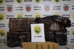 PM apreende 117 quilos de maconha e recupera caminhão carregado com R$ 100 mil em trigo no Sudoeste do estado