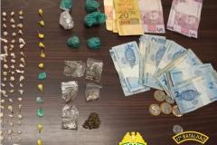 Na RMC, PM apreende 84 porções de drogas e uma arma de fogo em situações distintas