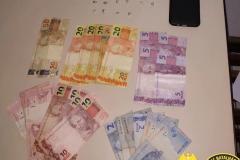 Nos Campos Gerais, PM encaminha duas pessoas e apreende 49 pedras de crack