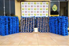 Homem foge de abordagem da PM e abandona carro com 677 quilos de maconha em Realeza (PR), no Sudoeste do estado