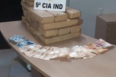PM apreende 47,7 quilos de maconha durante abordagem na PR 218, em Astorga (PR)