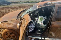 Carro capota com 1,6 mil pacotes de cigarros contrabandeados em Marechal Cândido Rondon (PR)