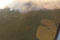 Helicóptero da PM auxilia no combate a incêndio em Ilha Grande