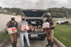 BPTran entrega 200 quilos de alimentos arrecadas por grupo sertanejo durante live