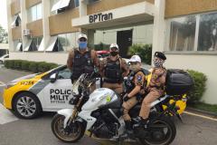 Fãs mirins do Batalhão de Trânsito da PM fazem visita e recebem presente dos policiais militares