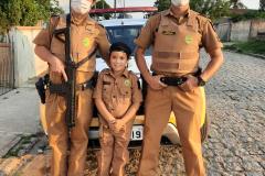 Pequeno fã da Polícia Militar ganha surpresa e recebe fardinha na Lapa (PR)