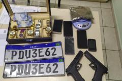 PM apreende dois simulacros de arma de fogo, pés de maconha e 101 gramas de haxixe no Sudeste do estado