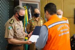 Oficiais da Polícia Militar recebem Medalha de Mérito da Defesa Civil no Quartel do Comando-Geral em Curitiba