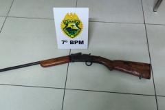 No Noroeste do estado, PM apreende duas armas de fogo e recupera carro carregado com cigarros contrabandeados