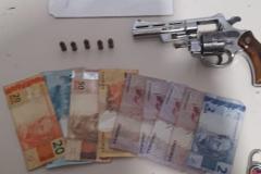 PM aborda autores de roubo e apreende drogas e arma em Foz do Iguaçu (PR)