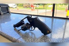 Policiais rodoviários apreendem arma de fogo e drogas na cidade de Cianorte, no interior do Paraná
