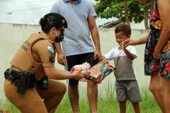 ONG doa brinquedos e Polícia Militar faz a entrega de presentes de Natal para crianças carentes em Pontal do Paraná