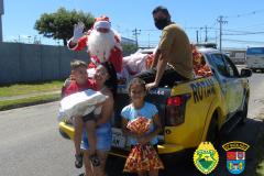 Batalhão da PM de Colombo, na RMC, entrega cerca de mil brinquedos durante ação de Natal