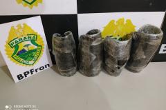 BPFron apreende 5,5 quilos de haxixe e dois veículos carregados com cigarros contrabandeados no Oeste do estado