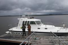 Embarcação da Polícia Ambiental faz transporte de arrecadações para população afetada pelas chuvas em Guaraqueçaba, no Litoral
