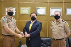 Comandante-Geral da PM entrega medalha de Mérito a advogado e pesquisador de Foz do Iguaçu