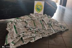 Equipes com cães de faro do BPFron apreendem cigarros, agrotóxicos e uma espingarda em Pato Bragado