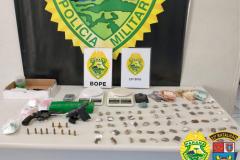 Ponto de tráfico de drogas é desmantelado pela PM e dupla é presa em Curitiba, na capital do estado