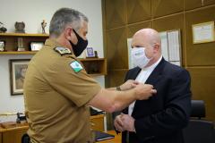 Comandante-Geral da PM entrega medalha a arcebispo de Curitiba, na Capital do estado