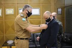 Comandante-Geral entrega medalha a agente aposentado da Polícia Federal em Curitiba